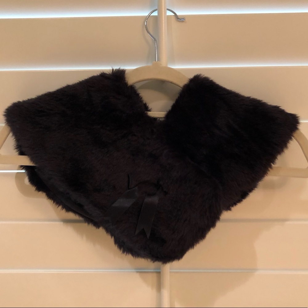 Girls faux fur cape